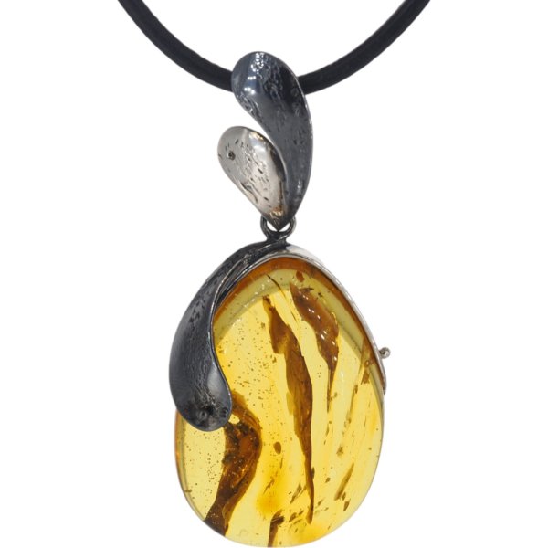 Bursztyn z inkluzją roślinną i młotkowane srebro oksydowane - naszyjnik na rzemieniu