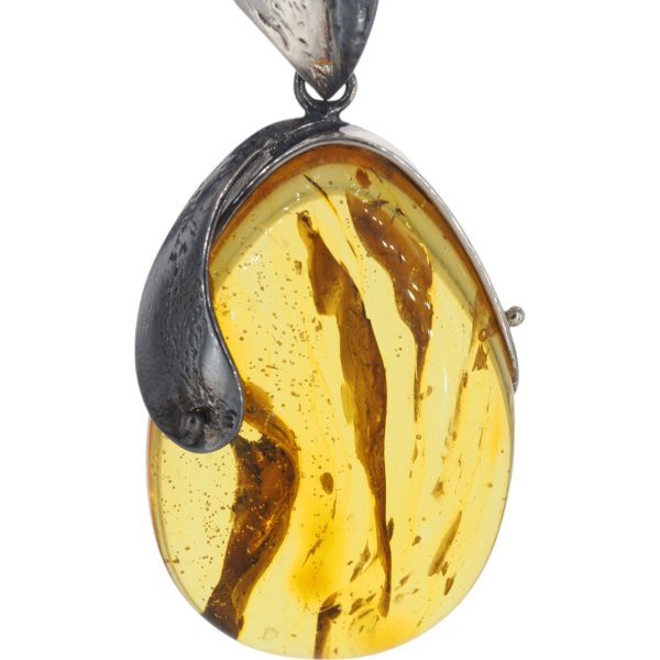 Bursztyn z inkluzją roślinną i młotkowane srebro oksydowane - naszyjnik na rzemieniu