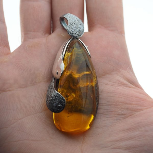 Bursztyn z inkluzją roślinną i młotkowane srebro oksydowane - naszyjnik na rzemieniu