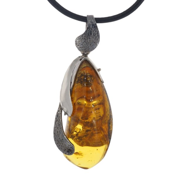 Bursztyn z inkluzją roślinną i młotkowane srebro oksydowane - naszyjnik na rzemieniu