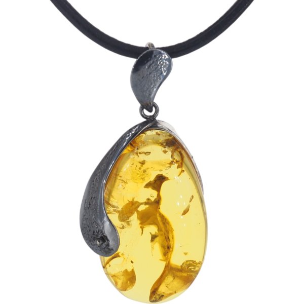 Bursztyn z inkluzją roślinną i młotkowane srebro oksydowane - naszyjnik na rzemieniu