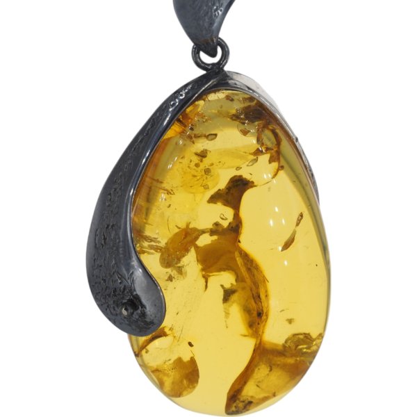 Bursztyn z inkluzją roślinną i młotkowane srebro oksydowane - naszyjnik na rzemieniu