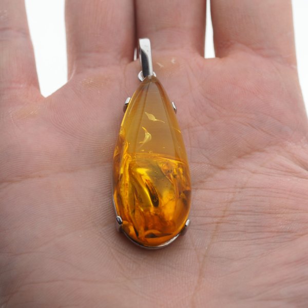 Bursztyn przezroczysty ze szczątkami roślinnymi i srebro - zawieszka z rzemieniem