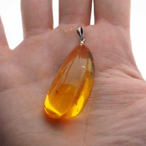 Bursztyn z inkluzją i srebro - zawieszka z rzemieniem