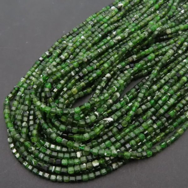 Diopsyd kostki fasetowane 2,5mm (sznur)