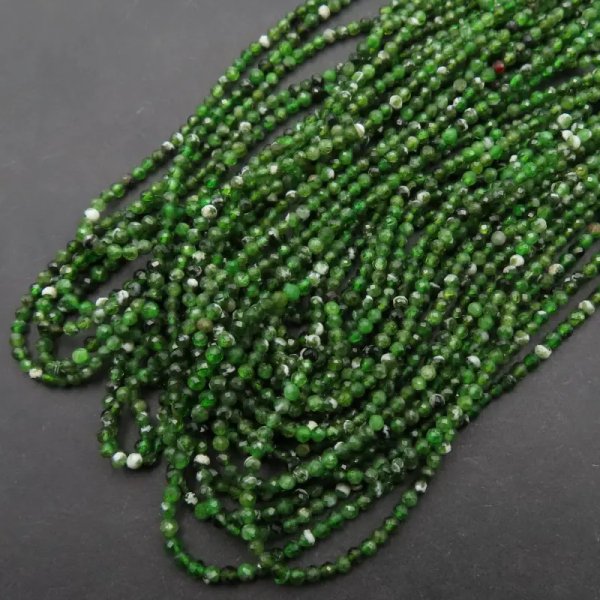 Diopsyd kulki fasetowane 2mm (sznur)