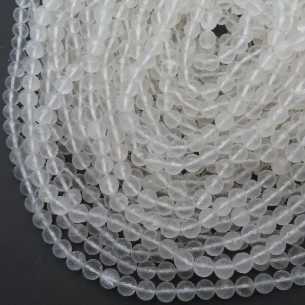 Kryształ górski fasetowany - kulki 8mm (sznur) 