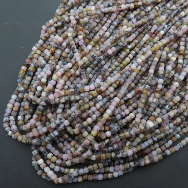 Opal Różowy fasetowane kostki 3 mm (sznur)