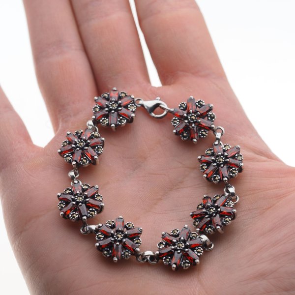Granat fasetowany i markezyty w srebrze oksydowanym - bransoletka