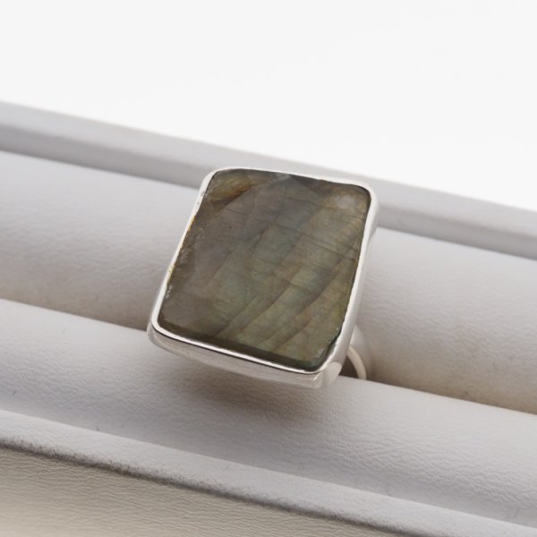 Labradoryt fasetowany i srebro - pierścionek prostokąt (Rozmiar Jubilerski 18)
