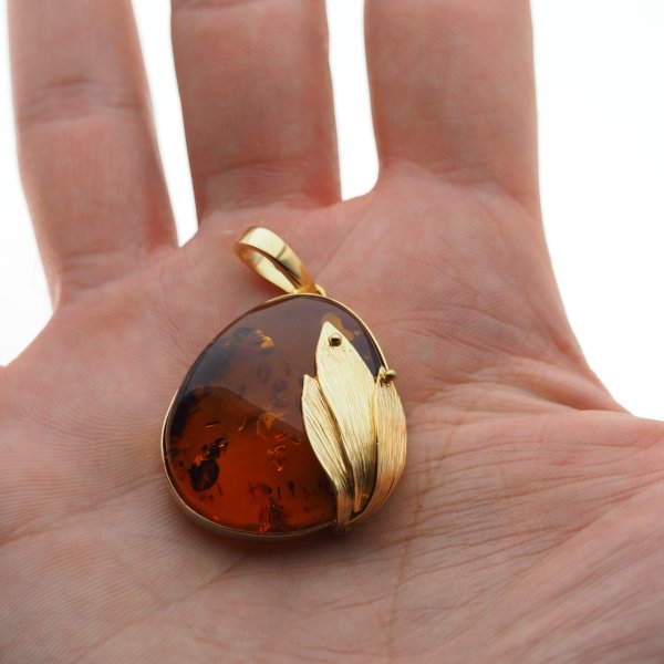 Koniakowy bursztyn z łuskami i srebro złocone - zawieszka z liśćmi