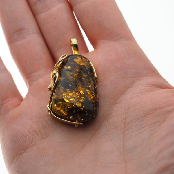 Zielony bursztyn z łuskami i srebro złocone - zawieszka z liśćmi