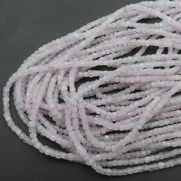 Ametyst fasetowany - kostki 2 mm (sznur)