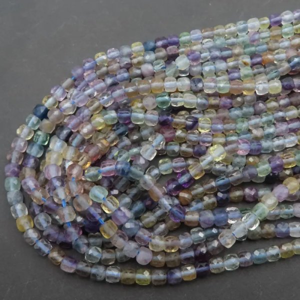 Fluoryt Fasetowany kostki 4 mm (sznur)