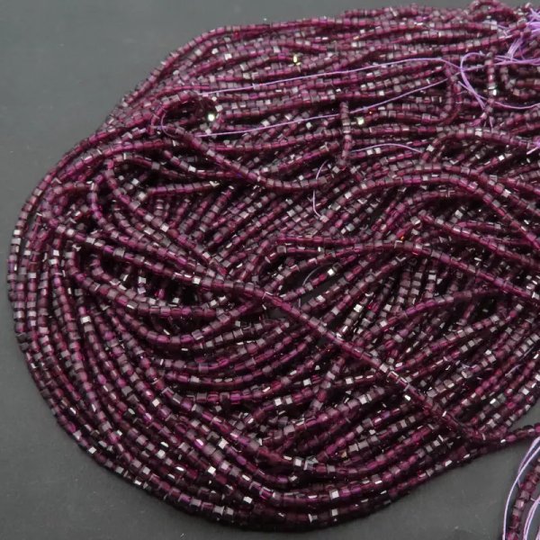 Granat fasetowany kostka 2 mm (sznur)