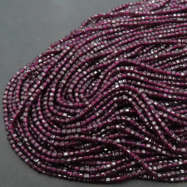 Granat fasetowany kostka 3 mm (sznur)