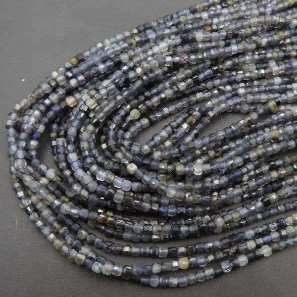 Iolit - fasetowane kostki 2,5 mm (sznur)