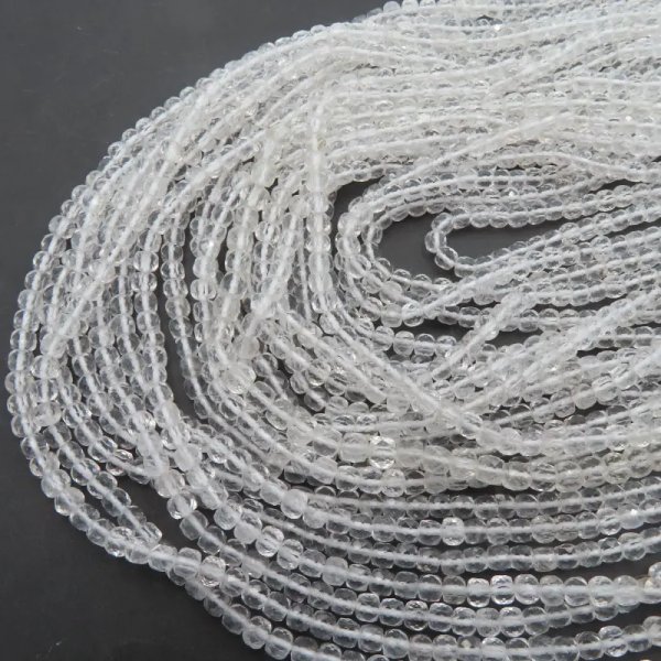 Kryształ górski fasetowany - kostki 4 mm (sznur) 