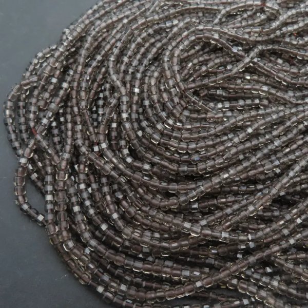 Kwarc dymny fasetowana kostka 3 mm (sznur)