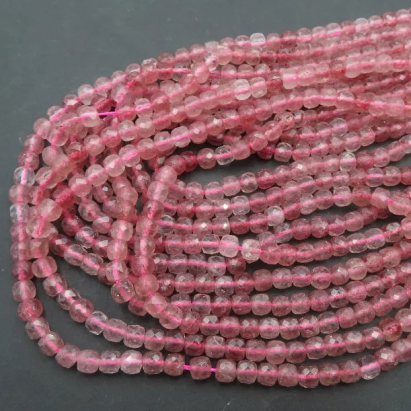 Kwarc Truskawkowy fasetowana kostka 4 mm (sznur)