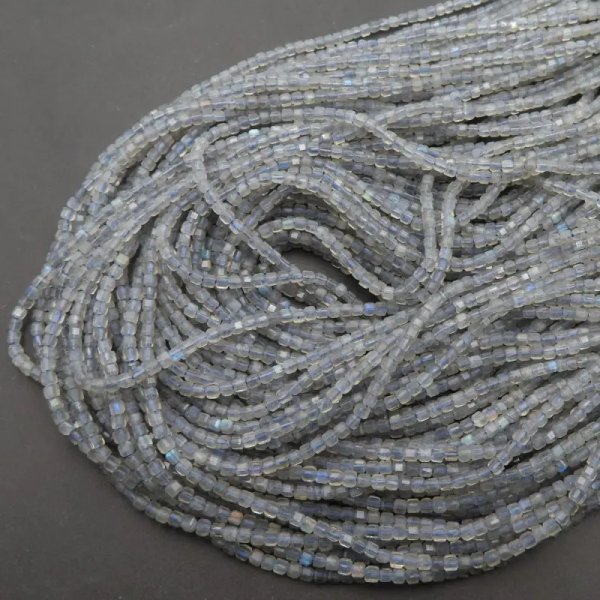 Labradoryt kostka fasetowana 2 mm (sznur)