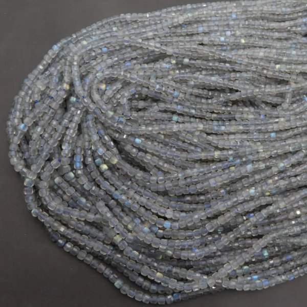 Labradoryt kostka fasetowana 3 mm (sznur)