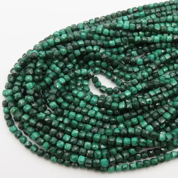 Malachit - fasetowane kostki 4 mm (sznur)