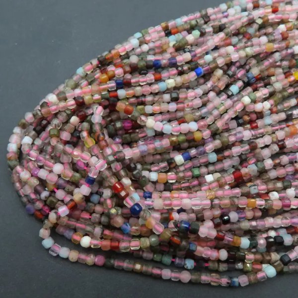 Mix kwarców - fasetowane kostki 2 mm (sznur)