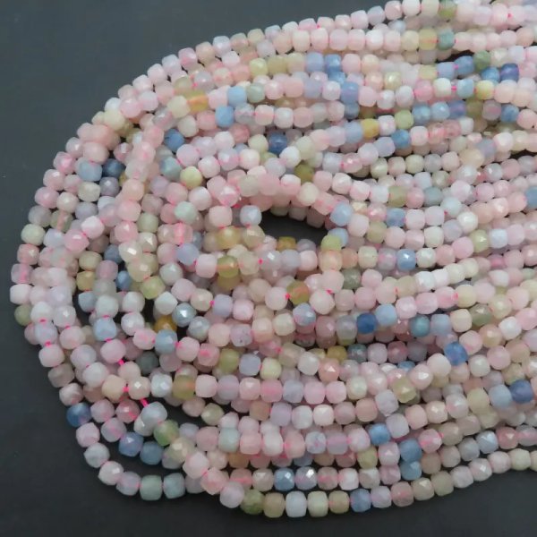 Morganit fasetowany kostka 4 mm (sznur)