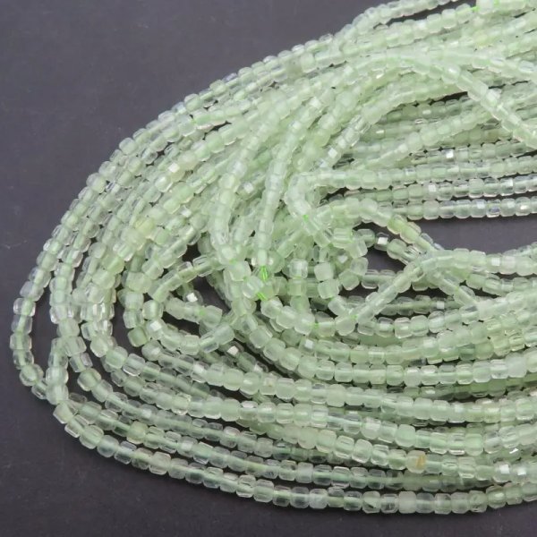 Prehnit fasetowane kostki 2 mm (sznur)