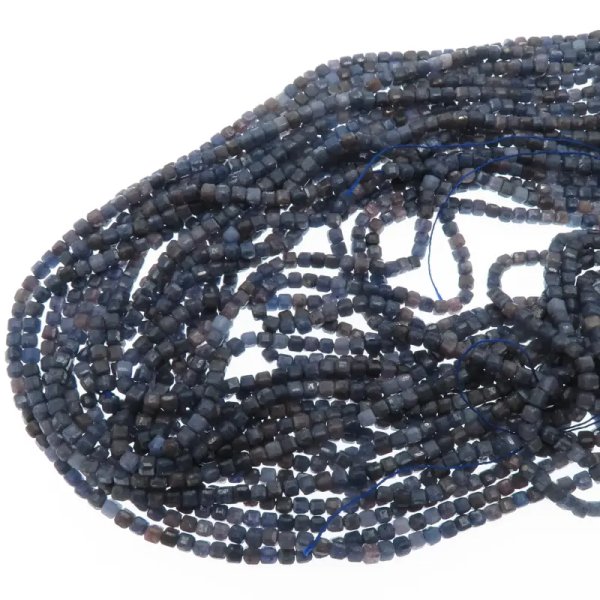 Szafir fasetowany kostki 3 mm (sznur)
