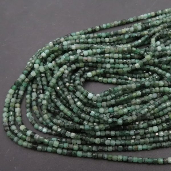 Szmaragd - fasetowane kostki 2,5 mm 