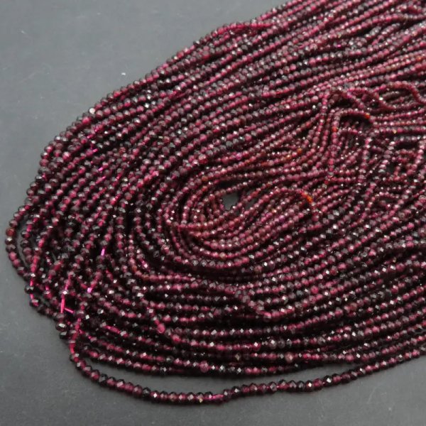 Granat fasetowany - kulki 2 mm (sznur)