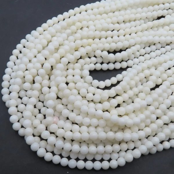 Koral biały kulki 4,5 mm (sznur)