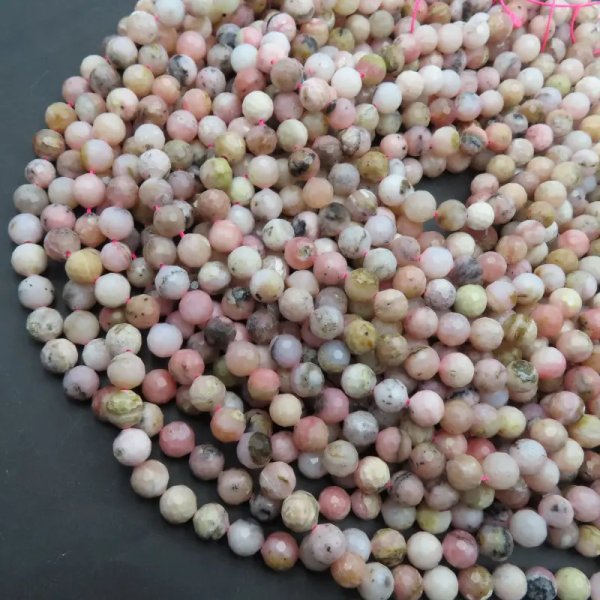 Opal Różowy fasetowane kulki 8mm (sznur)