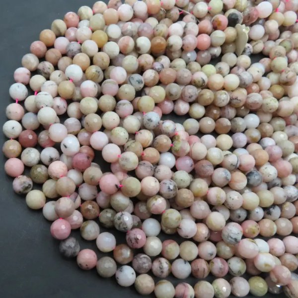 Opal Różowy fasetowane kulki 10mm (sznur)