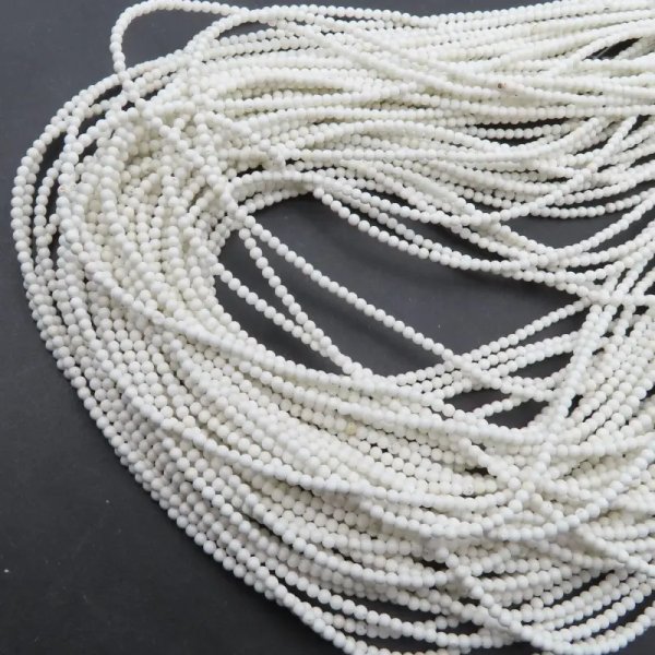 Turkus (howlit) kulka polerowana 2mm - biały (sznur)