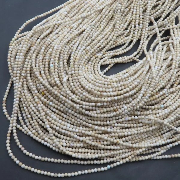 Turkus (howlit) kulka polerowana 2mm - biały - kolor kości słoniowej (sznur)