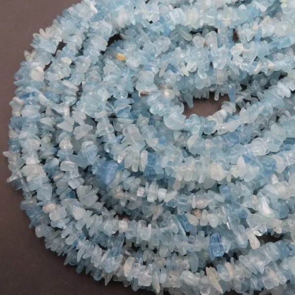 Akwamaryn polerowany sieczka 6-8 mm (sznur 80 cm)