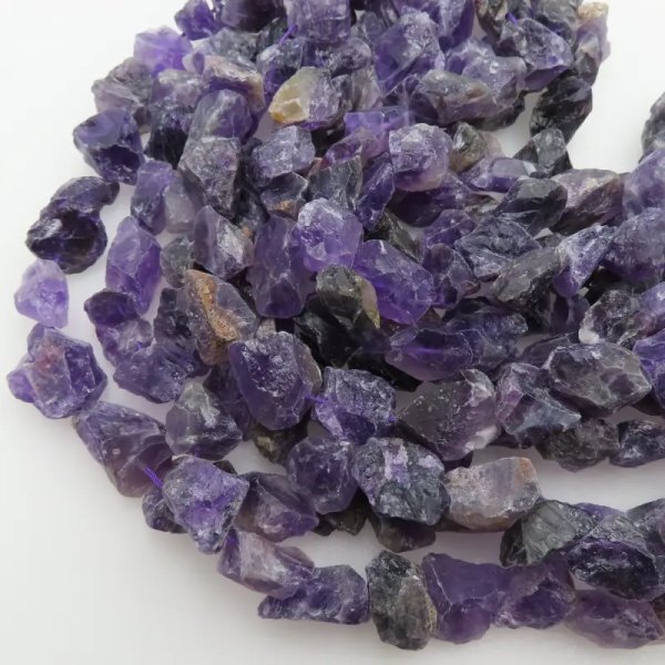 Ametyst surowy bryłki - nieregularne ciemne (sznur)