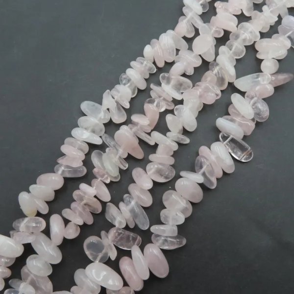 Kwarc różowy polerowana sieczka nieregularna – sznur ok. 80 cm