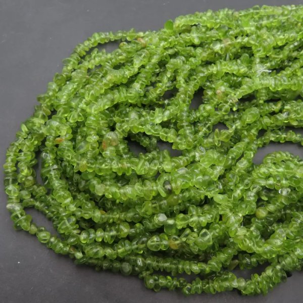 Oliwin (Peridot) sieczka 5x6 mm (sznur 80 cm)