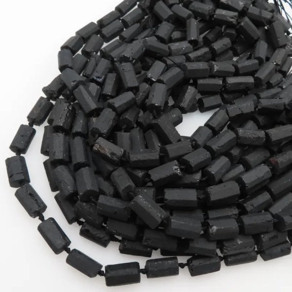 Turmalin czarny szlifowany graniastosłupy 8x15 mm (sznur)