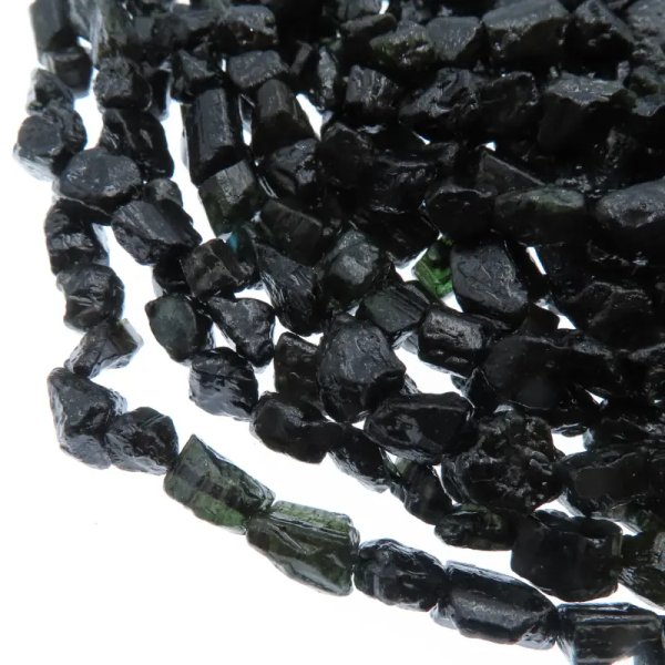 Turmalin zielony polerowana sieczka 6 mm (sznur)