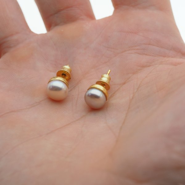 Perła różowa i srebro złocone - kolczyki sztyfty - okrągłe 8 mm (para)