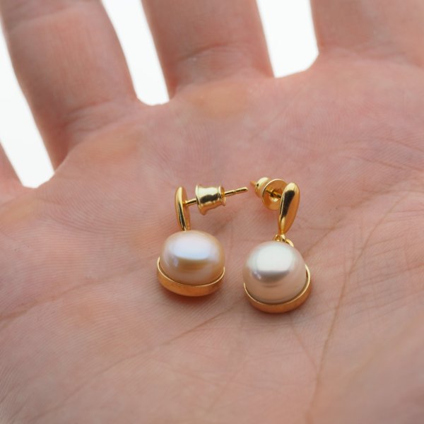 Perły różowo-łososiowe w srebrze złoconym - kolczyki wiszące sztyfty - okrągłe