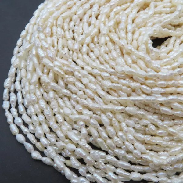 Perły Naturalne Hodowane białe 3,5-4mm nr 212(sznur)