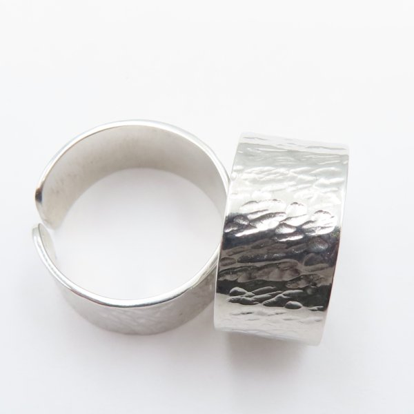 Pierścionek Obrączka młotkowana - srebro rodowane (Rozmiar Jubilerski 20)