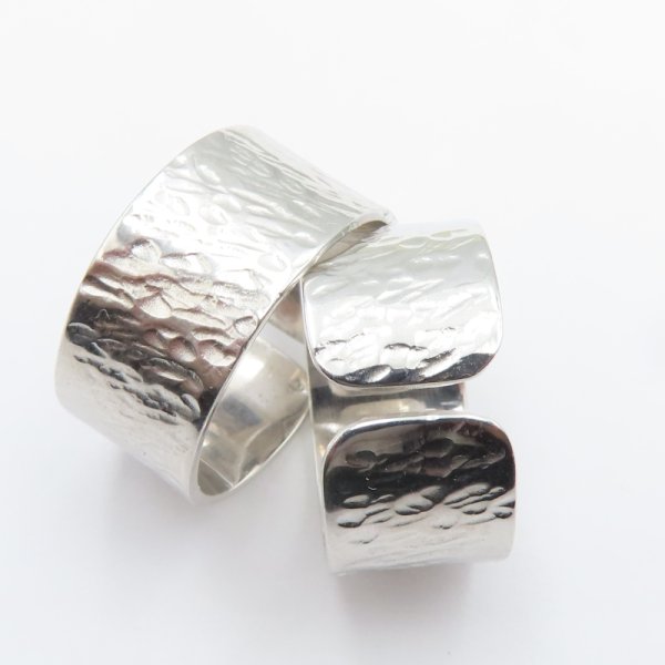 Pierścionek Obrączka młotkowana - srebro rodowane (Rozmiar Jubilerski 20)