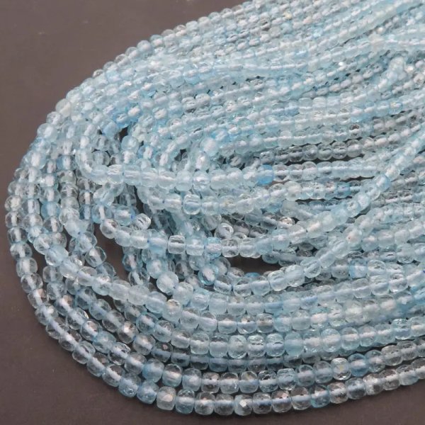 Topaz niebieski fasetowane kostki 4 mm (sznur)